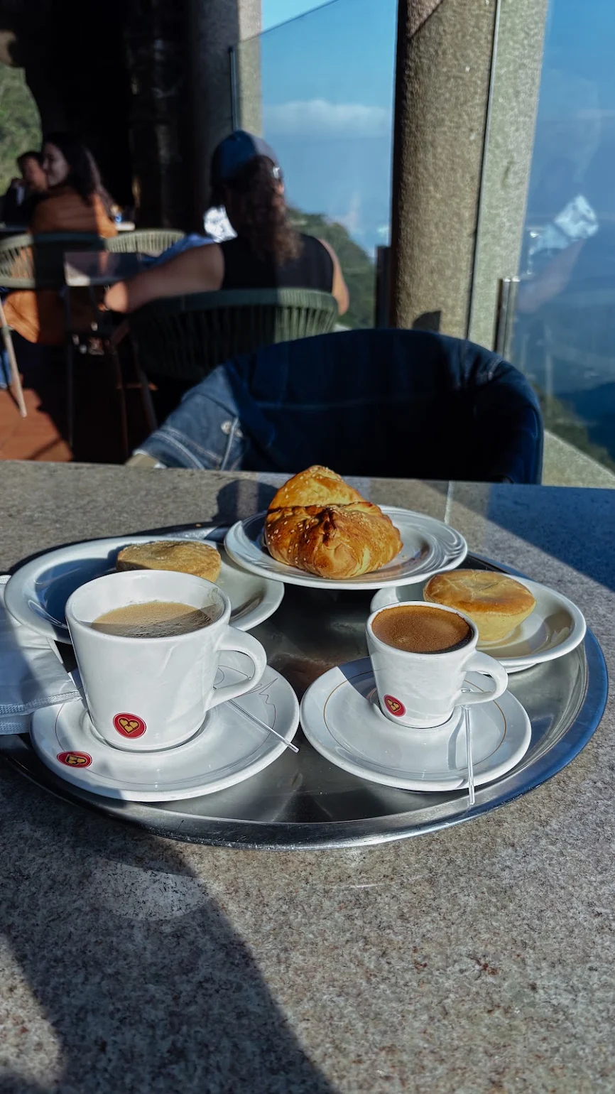 Bandeja de café e salgados servida no Café 1992